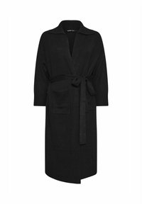 Mustan neulotun viitan, jossa on lovettu kaulus, kolmen neljänneksen hihat, solmittava vyö ja kaksi etutaskua. Sujuva rakenne ja polvipituinen design.