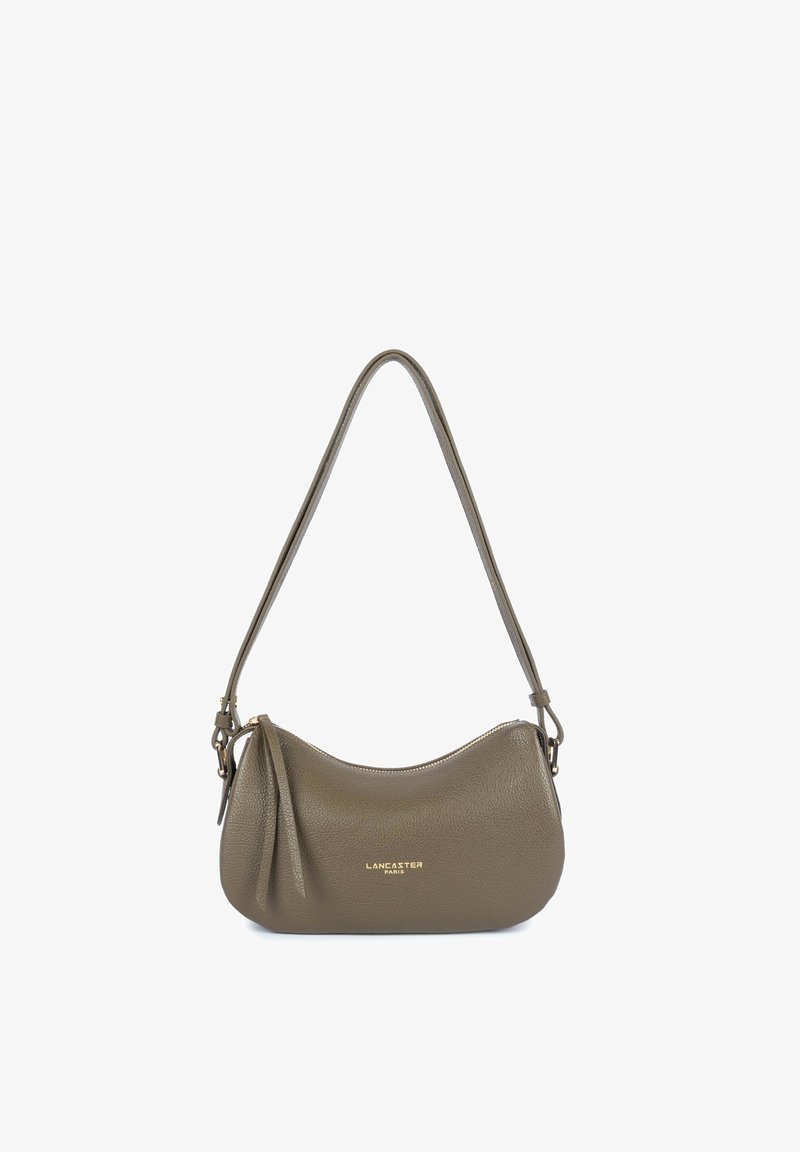 Petit sac à épaule en cuir taupe avec une seule sangle et un logo doré "Lancaster Paris" au centre à l'avant.