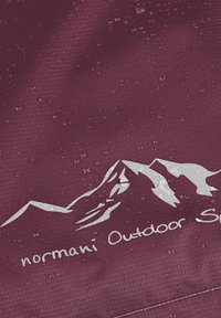 Burgunderfarbener Stoff mit wasserabweisender Textur, mit einer silbernen Bergsilhouette und dem Text "normani Outdoor" darunter.