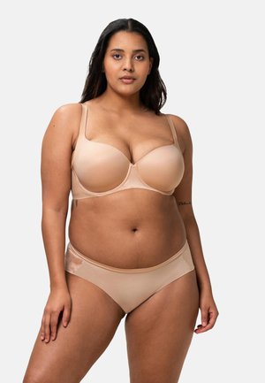 Beiger, gepolsterter BH mit glatter Textur und verstellbaren Trägern, kombiniert mit passenden Bikini-Slips, beide mit minimalen Nähten und schlankem Design.