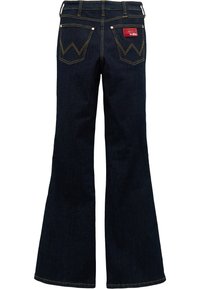 Σκούρο μπλε τζιν καμπάνα με πίσω τσέπες που διαθέτουν κίτρινη ραφή και κόκκινη ετικέτα μάρκας στην δεξιά τσέπη.