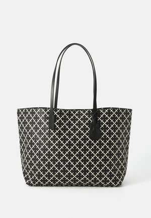 Svart og kremfarget mønstret totebag med lange håndtak, med et geometrisk design, jevn tekstur, og et lite vedlagt merke.