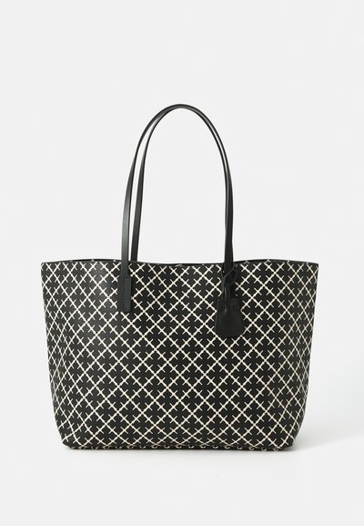 Sort og creme mønstret tote bag med lange hanke, der har et geometrisk design, glat tekstur og et lille vedhæftet mærke.