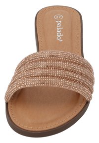 Sandalo con fascia con tomaia in oro rosa texturizzata che presenta tre cinghie plissettate decorate con accenti scintillanti. Sottopiede beige chiaro e suola marrone.