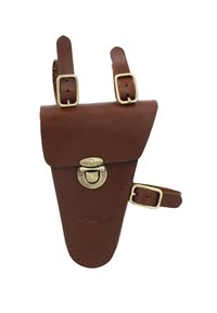 Bruine leren holster met een klepsluiting, messing beslag en twee verstelbare riemen, kenmerkend door een gladde textuur en een eenvoudig, functioneel ontwerp.