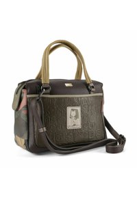 Braune Handtasche aus Kunstleder mit strukturierter Oberfläche, hellbraunen Akzenten, farbenfrohen gemusterten Seiten und einem dekorativen Charakteranhänger vorne.