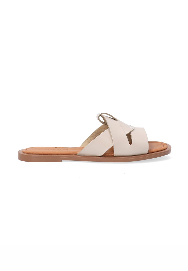 Beige leren slide sandaal met een kruislings ontwerp, ronde accenten, open teen en platte bruine zool. Getextureerde binnenzool voor comfort.