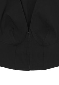Top aderente nero con scollatura a V profonda, dotato di pince sul busto e chiusura frontale con zip. Realizzato in tessuto liscio e leggero.