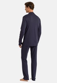 Marineblaue Langarmshirt mit Rundhalsausschnitt und passender Hose aus weichem Material, mit lockerer Passform und minimalistischem Design.