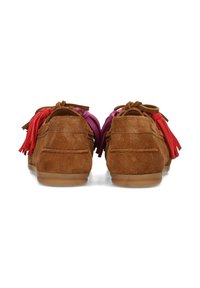 Mocasines de ante marrón con borlas coloridas en rojo y púrpura. Forma redondeada y suela de goma flexible para mayor comodidad.