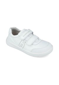 Zapatilla blanca hecha de material sintético liso, con punta redondeada, doble correa de gancho y bucle, y un sutil detalle de logotipo en el lado.