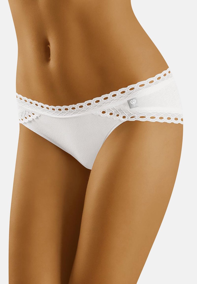 Bikini bianco in cotone con bordo in pizzo in vita, con un accento a forma di diamante. Il tessuto ha una texture liscia e un design a vita bassa.