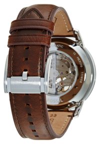 Correa de reloj de cuero marrón con hebilla plateada, que muestra una parte posterior transparente que revela el movimiento y los intrincados engranajes en su interior.