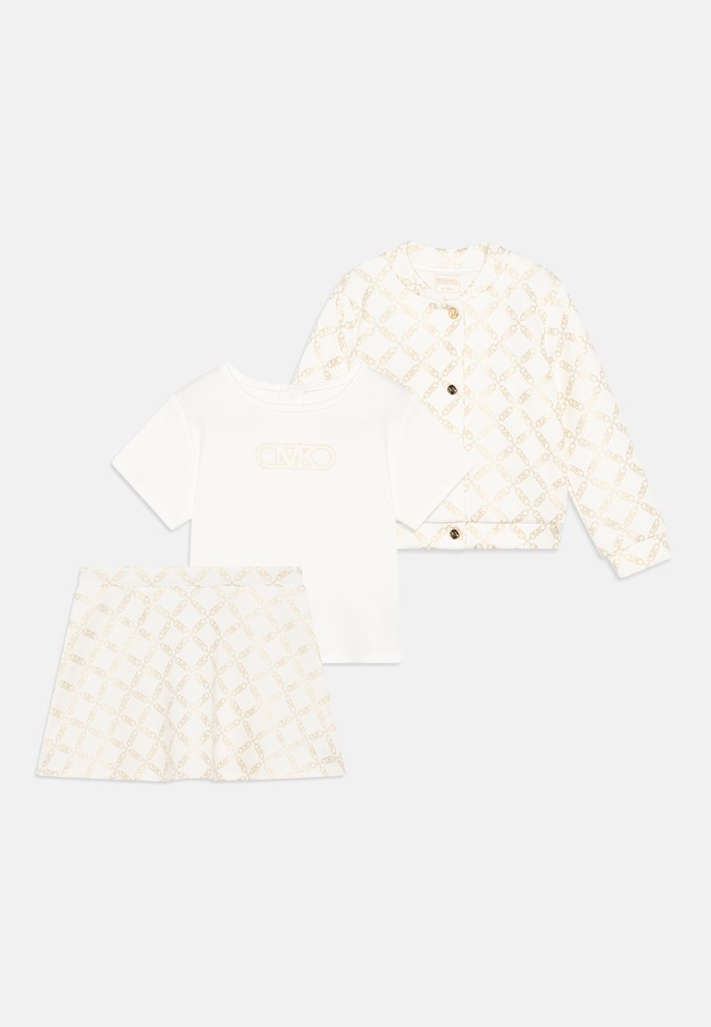 Drie-delige outfit met een wit T-shirt, een gestreepte skort en een crèmekleurige cardigan met gouden accenten en knopen.