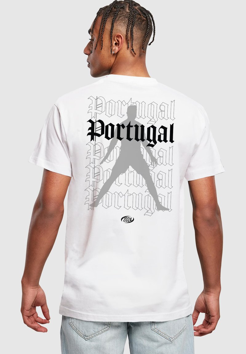 Hvid bomulds T-shirt med et dristigt sort "Portugal" design og en grå silhuetfigur. Året "2024" trykt under den primære grafik.
