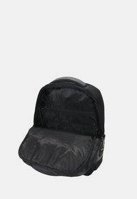 Zaino nero realizzato in materiale resistente, con un ampio interno foderato, una tasca con cerniera e una grande apertura con patta.