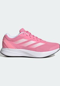 Roze hardloopschoen met een mesh bovenwerk, witte accenten, een ronde neus en een gestructureerde zool. Bevat veters en drie witte strepen aan de zijkant.