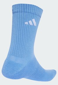 Calcetines de rayas azules con detalle en blanco, que presentan una textura suave y una forma ajustada, diseñados para la comodidad y el uso diario.