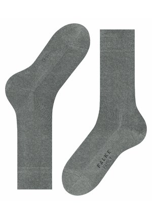 Grå sokker med ribbede mansjetter og forsterkede tær. Myk tekstur, med merket "FALKE" trykt på bunnen av én sokk.