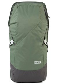 Zielony nylonowy plecak z geometrycznym wzorem, z szarą podstawą, regulowanymi paskami i przednią kieszenią na zamek.