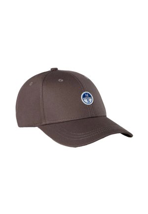 Cappellino da baseball marrone con corona arrotondata e visiera curva. Presenta un logo circolare blu e bianco sulla parte anteriore, con dettagli cuciti lungo i bordi.