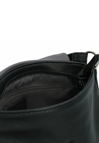 Bolso de cuero negro con una superficie texturada; cuenta con un forro gris, bolsillo interior con cremallera y una forma redondeada con una apertura superior.