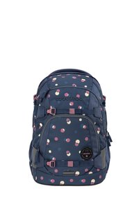 Rucksack aus dunkelblauem Stoff mit mehrfarbigen kreisförmigen Mustern. Ausgestattet mit Reißverschlüssen, verstellbaren Riemen und einem Akzentlogo auf der Vorderseite.