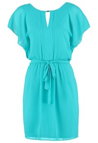Robe turquoise longueur genou avec manches volantées, encolure en trou de serrure, plis sur le devant et ceinture en tissu nouée à la taille.