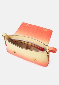 Torebka z tłoczeniem imitującym krokodyla, z gradientem od pomarańczowego do żółtego, złotymi elementami oraz otwartą górą i przestronnym wnętrzem.