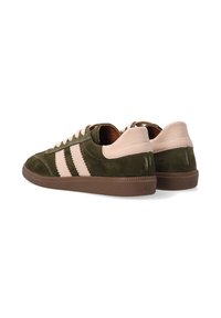 Grüne Wildledersneaker mit rosa Lederakzenten und drei horizontalen Streifen. Verfügt über eine Gummisohle und ein rundes Design der Zehenpartie.