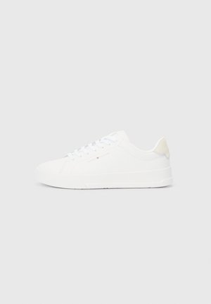 Witte lage sneakers met witte veters, beige hieltab en klein Tommy Hilfiger-logo aan de zijkant.