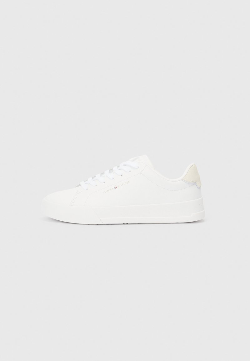 Bijeli niskotopni tenisice s bijelim vezicama, bež potplatom na peti i malim Tommy Hilfiger logotipom sa strane.