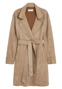 Beżowy płaszcz trench z sztucznego zamszu z szerokim kołnierzem, paskiem w talii i dwiema przednimi kieszeniami. Posiada miękką fakturę i długość do kolan.