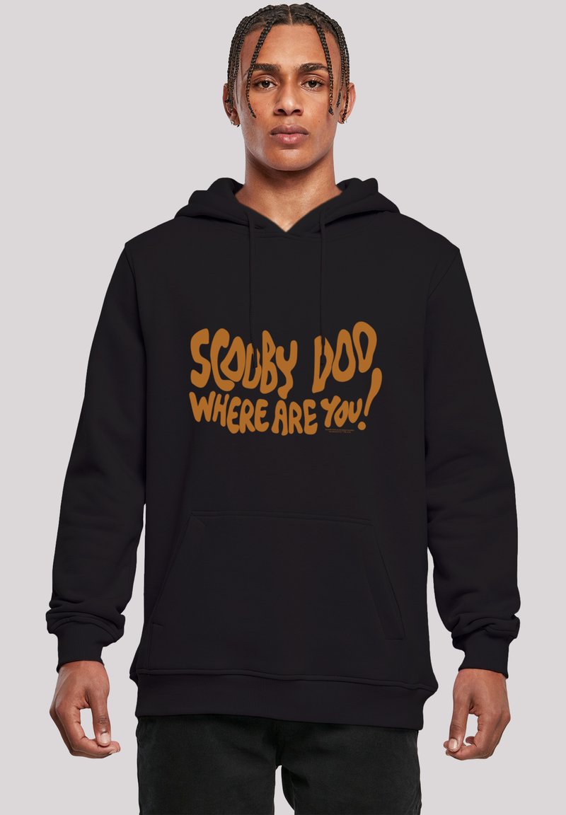 Sudadera negra con bolsillo frontal, con un atrevido texto naranja: "¡SCOOBY DOO, ¿DÓNDE ESTÁS!" El texto tiene una fuente lúdica e irregular.