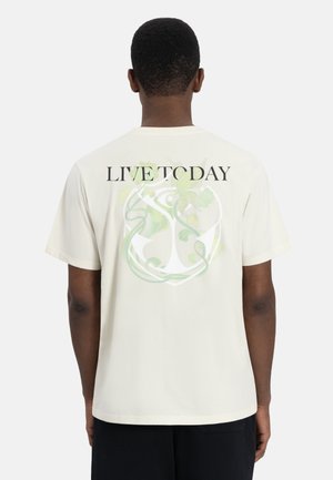Cremfarbendes Baumwoll-T-Shirt mit kurzen Ärmeln, das den Text "LIVE TO DAY" in Schwarz und ein grünes abstraktes Design auf der Rückseite zeigt.