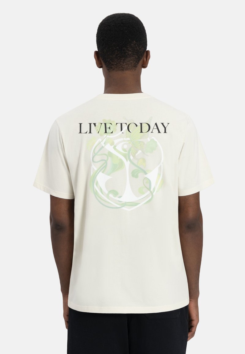 Crèmekleurig katoenen T-shirt met korte mouwen, met de tekst "LIVE TO DAY" in het zwart en een groen abstract ontwerp op de achterkant.
