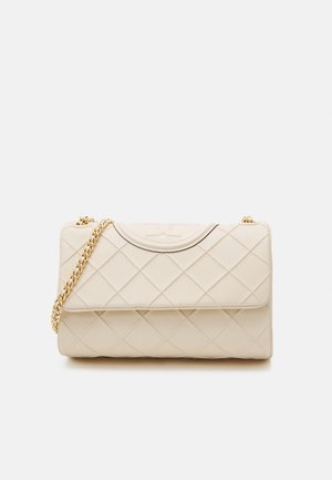 Beige quiltet læderhåndtaske med en guldkæde-strop, der har en rund topklap og en diskret prægning af logoet.