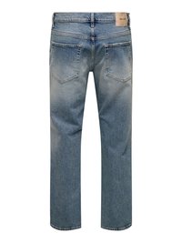 Jeans de denim azul claro con un diseño de pierna recta, con dos bolsillos traseros y una etiqueta de cuero en la cinturilla. Detalle de lavado desgastado visible.