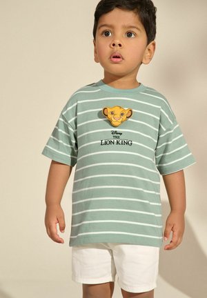 Groen gestreepte T-shirt met korte mouwen, voorzien van een gele Simba-afbeelding; gedragen met witte shorts; gemaakt van katoen, losse pasvorm.