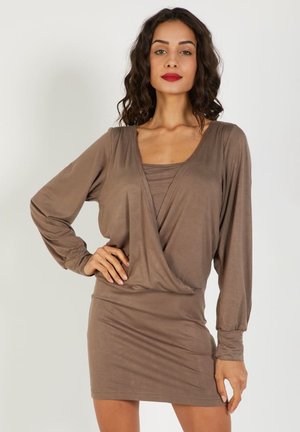 ENTALLADO CON ESCOTE - Vestido ligero - taupe