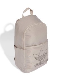 Mochila Adidas beige con bolsillo frontal con cremallera y gran logo trefoil negro, asa superior y cremallera del compartimento principal en curva.