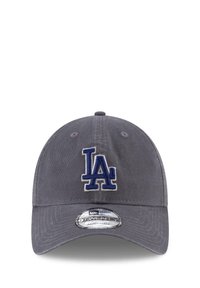 Graue Baseballmütze mit verstellbarem Riemen, mit einem gestickten blauen "LA"-Logo auf der Vorderseite und einem gebogenen Schirm. Silberner Größenaufkleber auf dem Schirm.