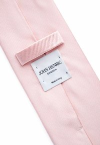 Rosa randig slips med en slät textur. Har en vikt ände och en vit etikett som visar "John Henric" med "Sverige" och "Tillverkad i Italien."