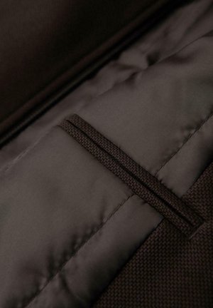 Ruskea kangas sisustus, jossa on teksturoitu ulkopinta, sileä vuori ja kangasvedin sulkemista tai säätöä varten.