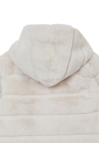 Faux-Fur-Weste in hellem Creme mit Kapuze. Sie verfügt über horizontale Nähte, eine weiche Textur und eine glatte Oberfläche. Keine sichtbaren Verschlüsse.