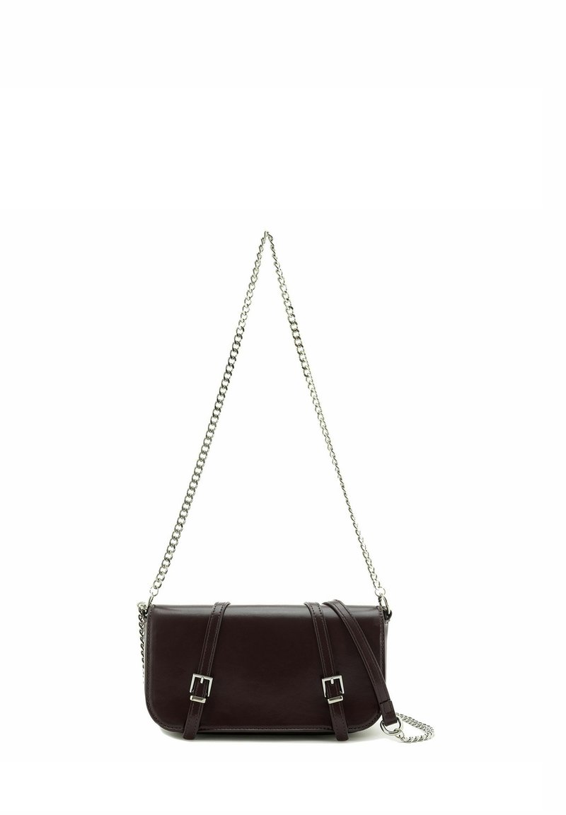 Borsa a tracolla in pelle marrone scuro con catena e spallacci regolabili, forma rettangolare, accessori in argento e design minimalista.