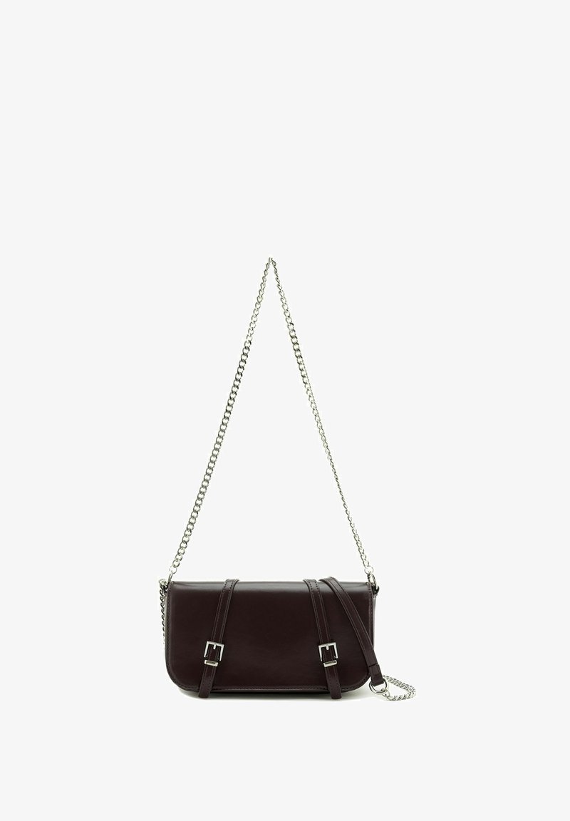 Donkerbruine leren crossbodytas met ketting en verstelbare schouderbanden, rechthoekige vorm, zilveren hardware en een minimalistisch ontwerp.