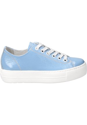 Helleblaue Leder-Sneaker mit glanzendem Finish, weißer Gummisohle und silbernen Ösen. Verfügt über ein strukturiertes Muster an der Seite.