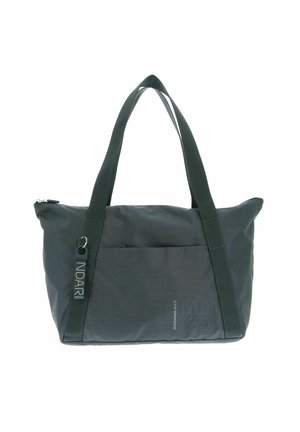 Sac fourre-tout vert foncé en tissu texturé, doté de deux poignées courtes et d'une poche zippée à l'avant. Inclut une étiquette de marque et un détail de logo.