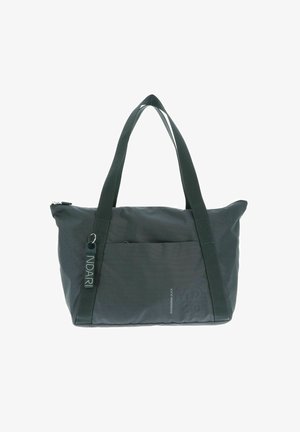 Sac fourre-tout vert foncé en tissu texturé, doté de deux poignées courtes et d'une poche zippée à l'avant. Inclut une étiquette de marque et un détail de logo.